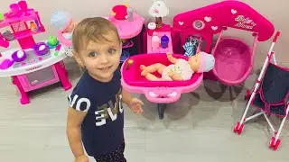 Лера КАК МАМА купает Беби Бон в ванночке и укладывает спать! Видео для детей