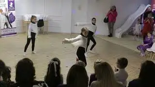 Аня танцует