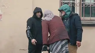 🦅 Злая бабка жёстко наказала хулигана