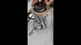 Lower gearbox housing (leg) with differential for a walk-behind tractor