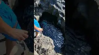 ОН ПРЫГНУЛ В ДЫРУ В СКАЛЕ