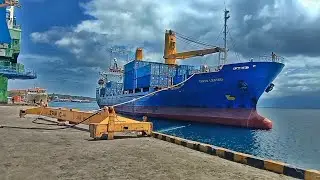 KAPAL KONTAINER TANTO LESTARI BONGKAR MUAT  DI PELABUHAN MANOKWARI