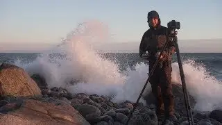 Foto från en solig, blåsig och kall kust