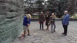 Возложение цветов к Памятнику жертвам политических репрессий Стена скорби