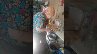 деревня мамка варит лечо