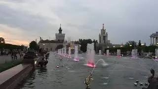 Посмотреть на ВДНХ цветные фонтаны