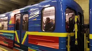 Метропоезда на станции Почтовая площадь