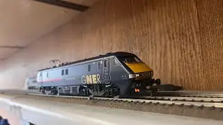 Unboxing and reviewing Hornby GNER Class 91
