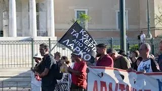 Το σύνθημα «Κάτω τα χέρια από τη ΛΑΡΚΟ» συνεχίζεται να ακούγεται δυνατά έξω από τη Βουλή