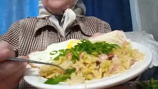 Жареная молодая капуста с колбасой и яйцом 😋 МУКБАНГ