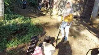 Kebahagian itu murah Bermain pelepah Palem sudah bikin ceria satu dusun