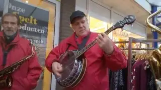 Banjo spelen op het Adelaarsplein Winkelcentrum Hart van Zuid in Apeldoorn