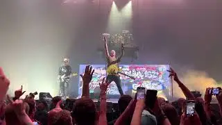Blink 182 - "Bored to Death" - Live in Baltimore