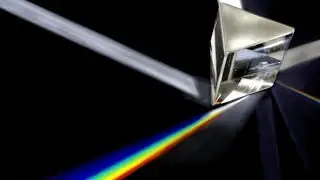 dispersion de la lumière blanche par un prisme - تبدد الضوء الابيض بواسطة موشور زجاجي