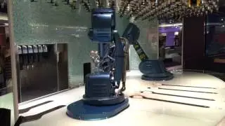 Робот-бармен на судне Quantum of the Seas 2
