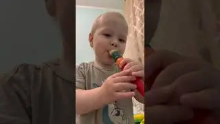 Карапузик любит дудь в дудку