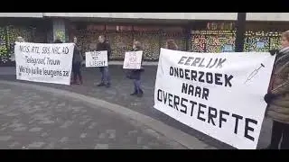 Стикеры с именами умерших от противокоронавирусных вакцин Недерланды