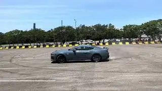 Ford新Mustang甩尾燒胎表演-1