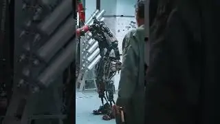 Homem orientai um robô humanoide sobre as complexidades de andar como um humano.