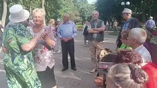 Танцы под гармонь в парке Гомеля.