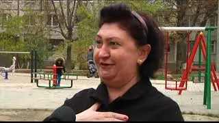 В доме по улице Добровольского 139-А устанавливают окна в подъездах.