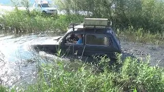 Нивы в грязи. УАЗ и Нивы заезжают в песчаную гору. Отмечаем день Джипера.