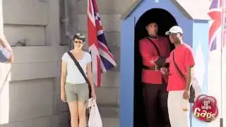 Голый британский караульный