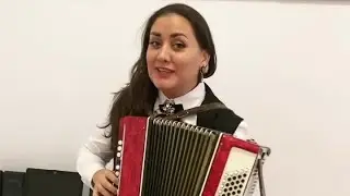 Посмотрите как девушка красиво поёт и играет на баяне