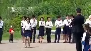 MAKTABDA UQITUVCHILAR QAERGA QARASHIYAPTI? BU QIZ NMALAR QILIYAPTI?