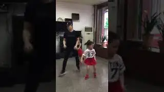 Папа зажигает с дочками