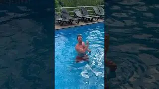 Bo$ton плавает в бассейне 🌊 А как вы проводите последние дни лета? ☀️