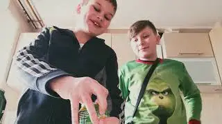 Пробую с другом разные вкусы напитков