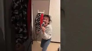 Пов: тётя приехала в гости и решила спеть в караоке 