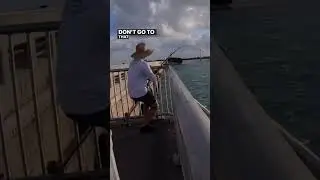 Pria ini memancing ikan hiu di laut #mancing #fishing #shark