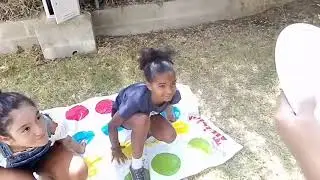 JOGANDO TWISTER COM OS AMIGOS!