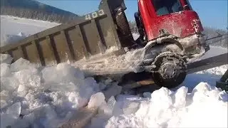 Северные дороги.  К-700 вытаскивают провалившийся Scania.