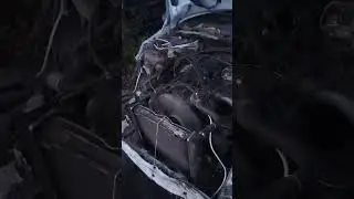 mercedes врезался в бетонный забор не работает