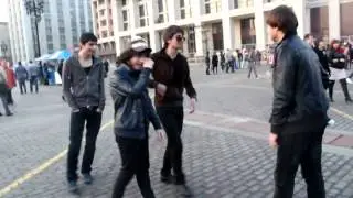 Кавказцы и блондинка на красной площади