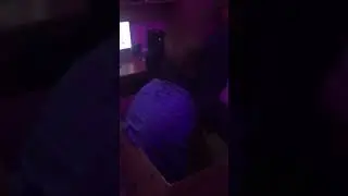 Великолепная девушка вылезла с коробки