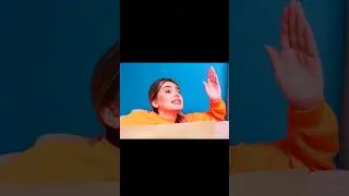 Мать поддерживает сына.