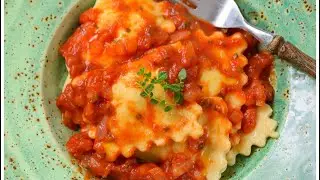 Spinach and mozzarella ravioli in red pasta sauce.#pasta #italianfood #food #redsauce   #vegetarian