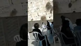 две половины стены плача. Иерусалим