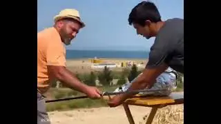 Pierna gigante de res horneada bajo tierra