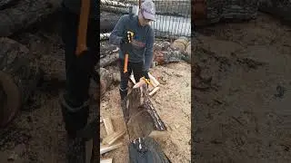 Показываю свою технику колки дров колуном Fiskars x25. 