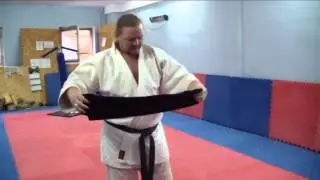 ПРОТИВ НОЖА С ЗАВЯЗАННЫМИ ГЛАЗАМИ.