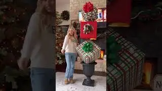 Decoração de Natal. Ótima opção pra enfeitar a sua porta e também sua loja      #decor #natal