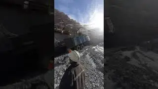 Груженный КамАЗ вставший на дыбах