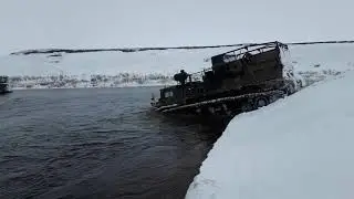 Большеземельская тундра. Распутица. Вездеходы МТЛБ переходят р.Лабогей