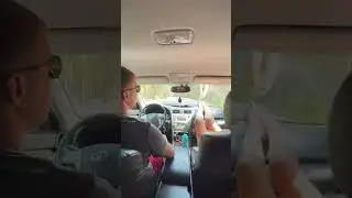 Надя задрала ноги в машине