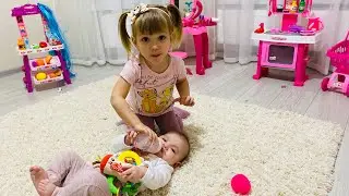 Настя КАК МАМА для своей сестрёнки Видео для детей
